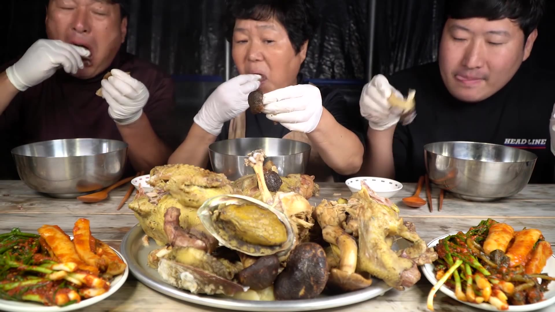 把珍贵的松茸和鲍鱼塞到土鸡肚子里,营养丰富的参鸡汤就做好啦!